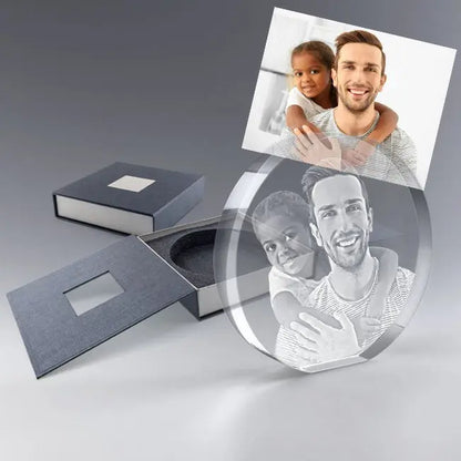 Photo gravée en 2D dans un bloc rond en verre avec coffret cadeau. Cadeau personnalisé émouvant pour un papa : Fête des Pères, anniversaire ou Noël.
