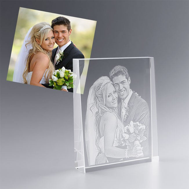 Immortalisez votre mariage avec un bloc trapèze en verre gravé en 2D. Ce cadeau personnalisé est parfait pour un souvenir romantique et inoubliable.