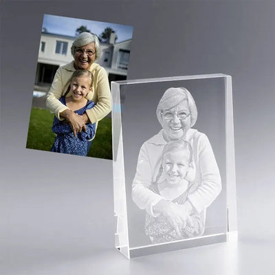 Bloc en verre gravé en 2D avec une photo de grand-mère et petite-fille. Un cadeau personnalisé émouvant pour célébrer les liens familiaux et l’amour.