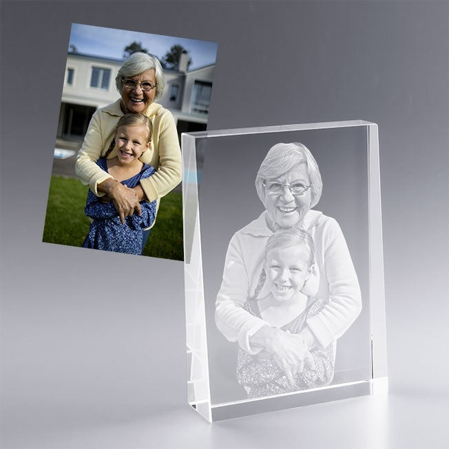 Bloc en verre gravé en 2D avec une photo de grand-mère et petite-fille. Un cadeau personnalisé émouvant pour célébrer les liens familiaux et l’amour.