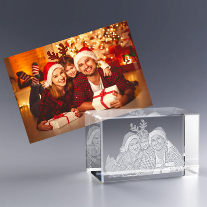 Bloc en Verre Horizontal 3D avec photo de Noël gravée – Une famille souriante portant des bonnets de Noël pose avec des cadeaux devant un sapin illuminé. La scène est immortalisée dans un bloc en verre gravé en 3D, parfait comme cadeau personnalisé pour les fêtes de fin d’année.