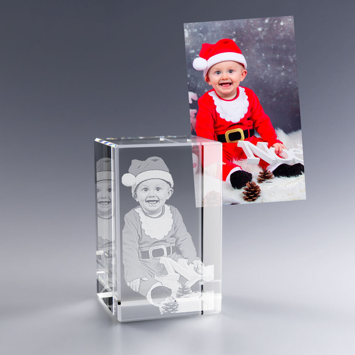 Bloc en Verre Vertical 3D avec photo de Noël gravée – Un bébé souriant en tenue de Père Noël est immortalisé dans un bloc en verre gravé en 3D. Ce cadeau personnalisé met en valeur la magie des fêtes et conserve un souvenir tendre et lumineux à offrir pour Noël.