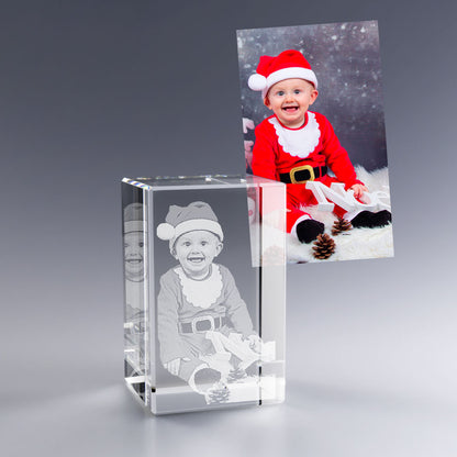 Bloc en Verre Vertical 3D avec photo de Noël gravée – Un bébé souriant en tenue de Père Noël est immortalisé dans un bloc en verre gravé en 3D. Ce cadeau personnalisé met en valeur la magie des fêtes et conserve un souvenir tendre et lumineux à offrir pour Noël.