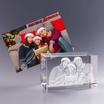 Bloc en Verre Horizontal 3D avec photo gravée – Joyeux Noël – Une famille souriante échange des cadeaux sur un canapé décoré pour les fêtes. La scène est magnifiquement reproduite dans un bloc en verre gravé en 3D, un cadeau personnalisé plein d’émotion pour célébrer Noël avec élégance et tendresse.