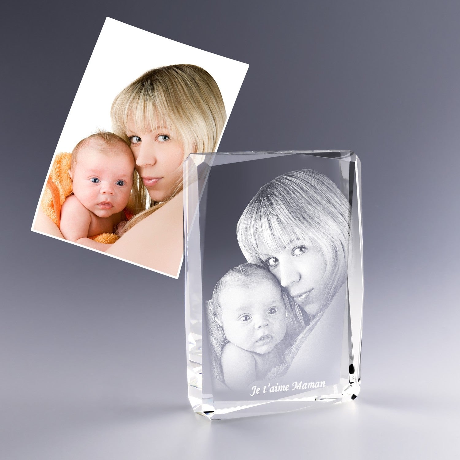 Gravure 2D dans un bloc vertical facetté en verre montrant une mère et son bébé, avec l’inscription “Je t’aime Maman” en bas du verre.