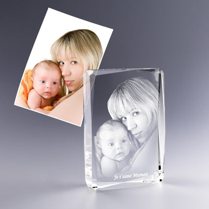 Gravure 2D dans un bloc vertical facetté en verre montrant une mère et son bébé, avec l’inscription “Je t’aime Maman” en bas du verre.