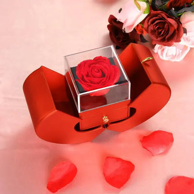 Rose éternelle protégée sous une cloche dans un coffret en forme de cœur rouge. Une idée cadeau élégante et pleine d’émotion.
