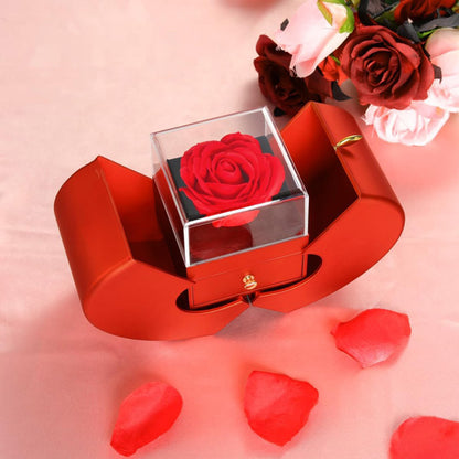 Rose éternelle protégée sous une cloche dans un coffret en forme de cœur rouge. Une idée cadeau élégante et pleine d’émotion.