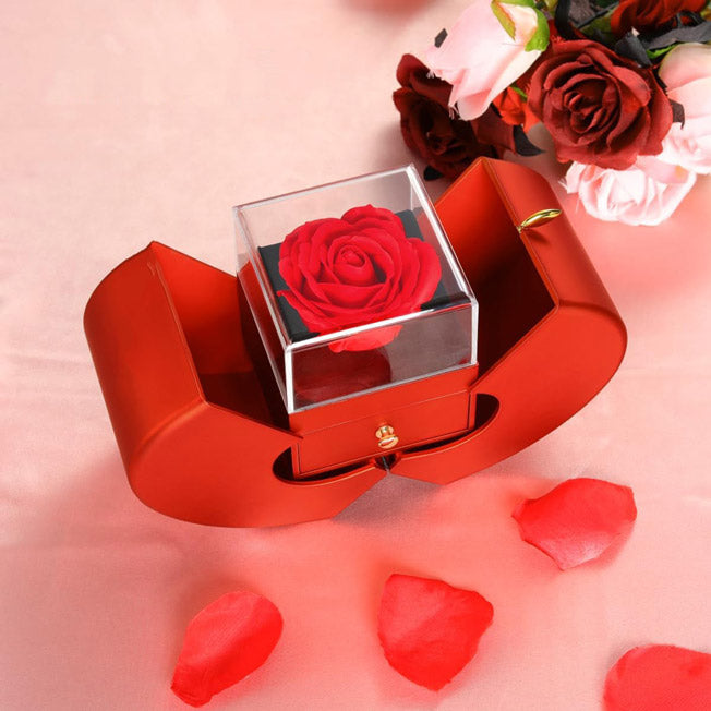 Rose éternelle protégée sous une cloche dans un coffret en forme de cœur rouge. Une idée cadeau élégante et pleine d’émotion.
