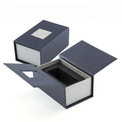 Boîte rigide noire et grise avec mousse de protection intérieure, conçue pour accueillir un bloc en verre gravé de petit format.