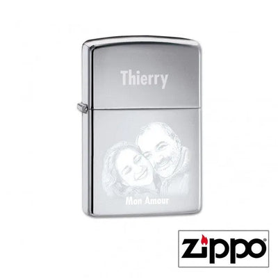 Briquet Zippo personnalisé avec gravure d’un portrait photo et d’un texte affectueux. Objet collector à offrir en cadeau d’amour ou d’anniversaire.