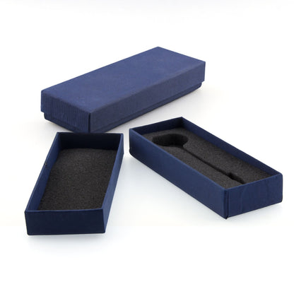 Mémoclip en verre avec gravure 2D personnalisée, livré dans une élégante boîte cadeau bleue avec mousse de protection, prêt à offrir avec style.
