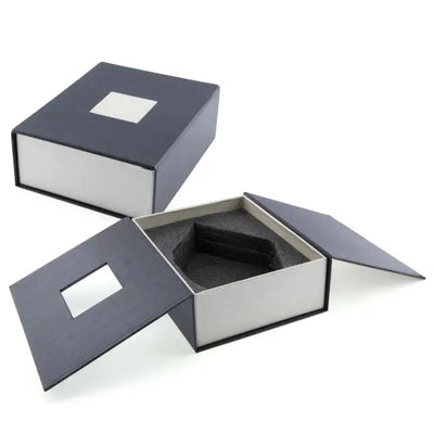 Boîte cadeau adaptée au trophée Prestige en verre 3D gravé. Mousse intérieure de protection pour un transport et une présentation soignés.