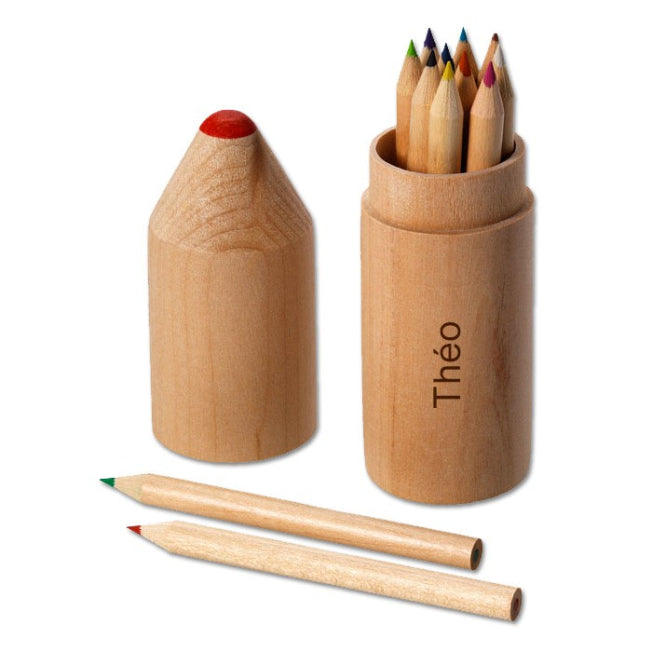 Boîte crayon en bois personnalisée avec le prénom Théo, ouverte et remplie de 12 crayons de couleurs avec deux crayons devant.