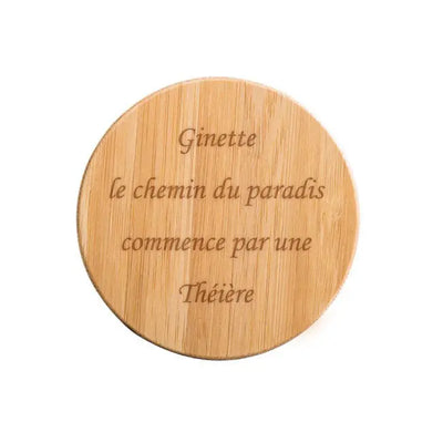 Zoom sur le bouchon en bambou gravé avec un texte personnalisé. Gravure laser soignée pour un cadeau sur-mesure plein d’émotion et d’authenticité.