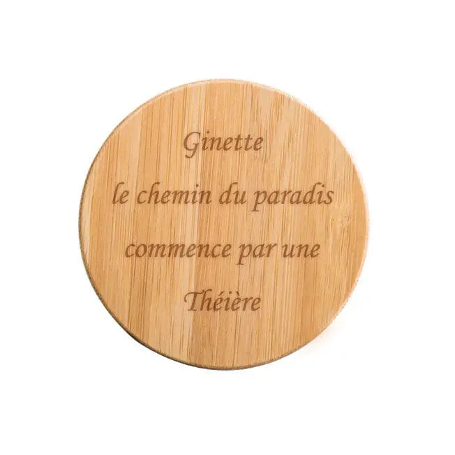 Zoom sur le bouchon en bambou gravé avec un texte personnalisé. Gravure laser soignée pour un cadeau sur-mesure plein d’émotion et d’authenticité.