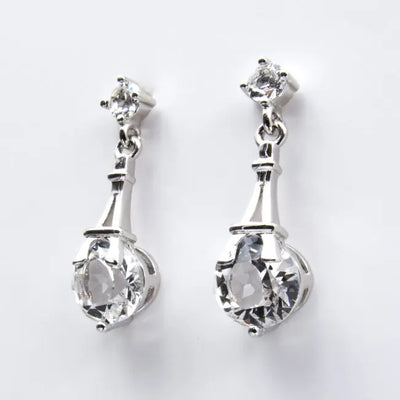 Boucles en métal argenté avec structure Tour Eiffel et cristaux Swarovski®. Cadeau original, clin d’œil chic à Paris et à l’élégance française.
