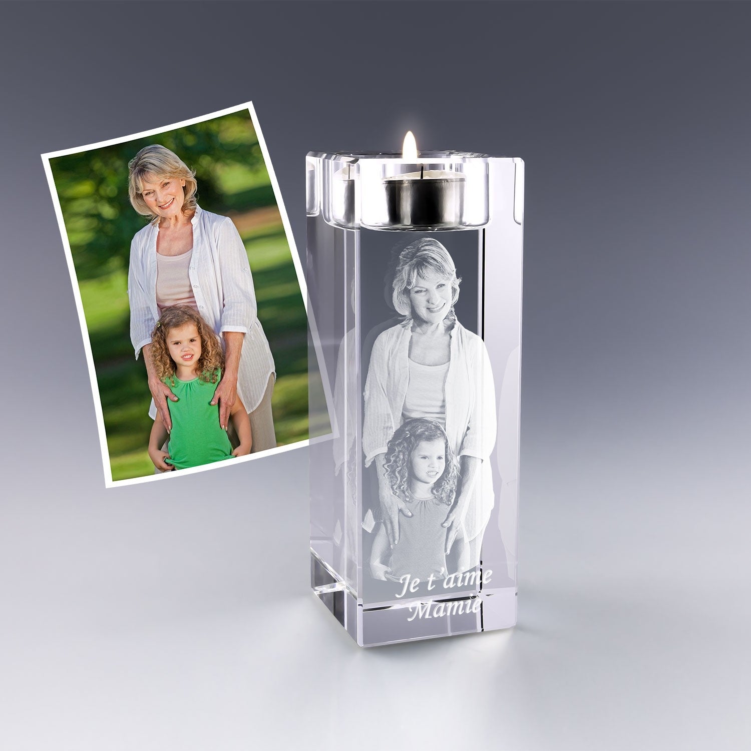 Un cadeau personnalisé tendre et lumineux pour dire Je t’aime Mamie. Gravez une photo dans ce bougeoir 3D de 14 cm pour un souvenir unique et éternel.