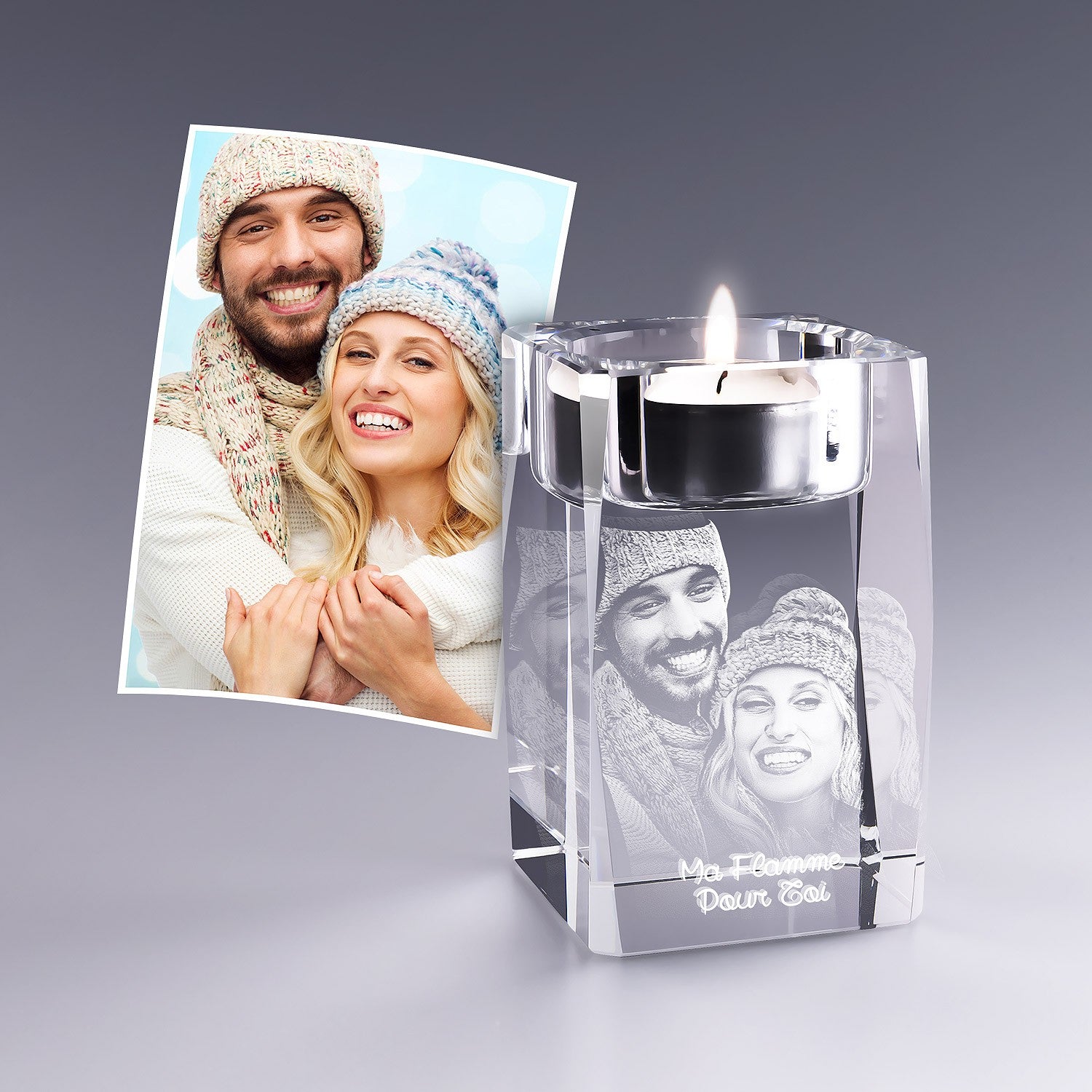 Bougeoir en verre personnalisé avec gravure 3D d’un couple et la mention "Ma Flamme Pour Toi", contenant une bougie chauffe-plat allumée.