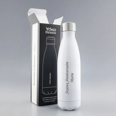 Bouteille isotherme blanche personnalisée "Joyeux Anniversaire Marie", avec sa boîte noire et blanche ouverte, posée sur fond neutre.