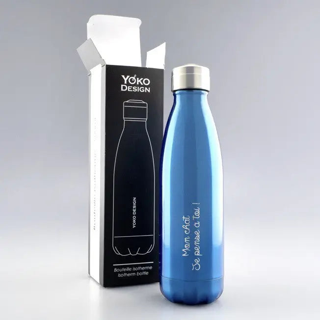 Bouteille isotherme bleue personnalisée avec un message tendre gravé, posée devant son étui d’origine ouvert.