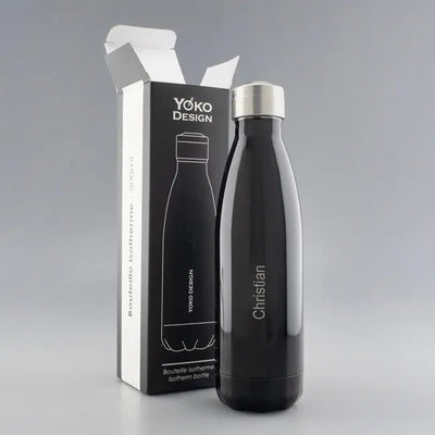 Bouteille isotherme noire personnalisée avec le prénom Christian, présentée devant sa boîte Yoko Design ouverte.