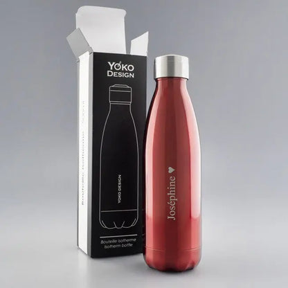 Bouteille isotherme rouge personnalisée avec le prénom Joséphine et un petit cœur, présentée devant sa boîte.