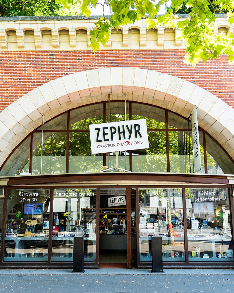 Façade de la boutique Zephyr à Paris 12, spécialisée en gravure 2D et 3D, cadeaux personnalisés et objets uniques à offrir.