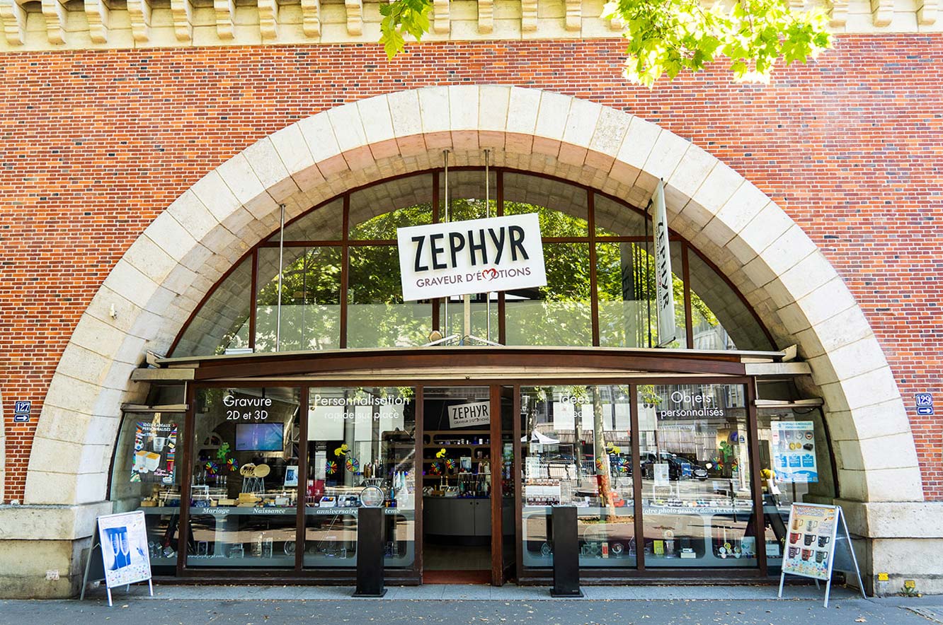 Façade de la boutique Zephyr à Paris, spécialisée dans la gravure 2D et 3D et les cadeaux personnalisés.