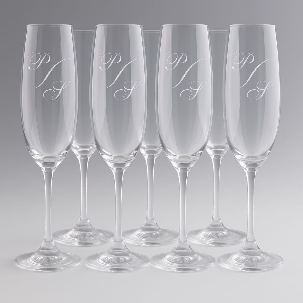 Lot de 6 flûtes à champagne personnalisées avec monogramme gravé. Un cadeau chic et raffiné pour mariage, fiançailles ou célébration d’entreprise.