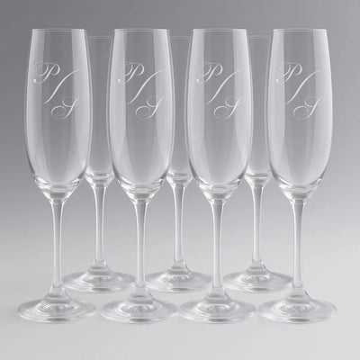 Lot de 6 flûtes à champagne personnalisées avec monogramme gravé. Un cadeau chic et raffiné pour mariage, fiançailles ou célébration d’entreprise.