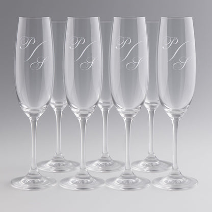 Lot de 6 flûtes à champagne personnalisées avec monogramme gravé. Un cadeau chic et raffiné pour mariage, fiançailles ou célébration d’entreprise.