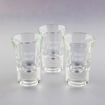 Ensemble de verres shooters gravés "Cheers David", un cadeau personnalisé idéal pour trinquer lors d’un anniversaire ou d’une fête entre amis.