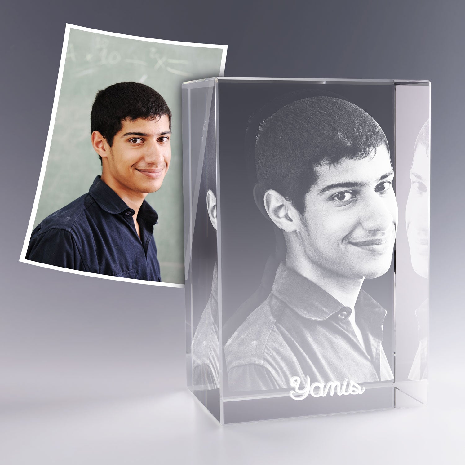 Portrait individuel gravé en 3D dans un bloc de verre vertical, avec le prénom “Yanis” inscrit en bas. Le rendu précis donne vie à chaque trait du visage, dans un effet flottant au cœur du cristal. Un cadeau unique pour un adolescent, une remise de diplôme ou un souvenir personnel.
