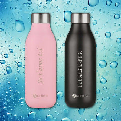 Bouteilles isothermes 500 ml personnalisées, en inox noir et rose, avec gravure de texte, idéales pour garder boissons chaudes ou froides.