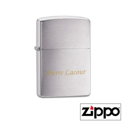 Briquet Zippo Regular satiné gravé avec prénom, un cadeau personnalisé élégant et intemporel pour toutes les occasions.