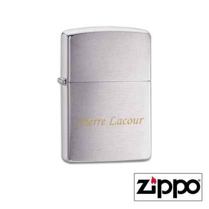 Briquet Zippo Regular satiné gravé avec prénom, un cadeau personnalisé élégant et intemporel pour toutes les occasions.