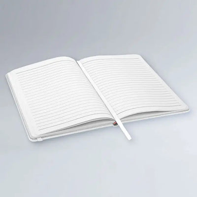 Carnet de notes A5 ouvert avec pages lignées blanches et ruban marque-page intégré. Idéal pour écrire au quotidien avec style et simplicité.