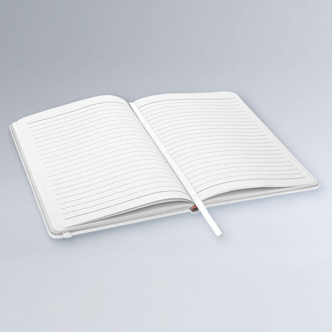 Carnet de notes A5 ouvert avec pages lignées blanches et ruban marque-page intégré. Idéal pour écrire au quotidien avec style et simplicité.