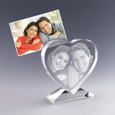 Portrait de couple gravé en 2D dans un cœur en verre avec l’inscription “Pour la vie”. Cadeau romantique et personnalisé, parfait pour immortaliser une histoire d’amour.