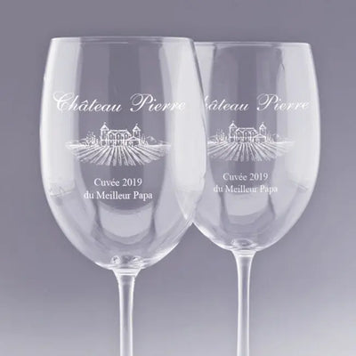 Duo de verres à vin personnalisés avec dessin de château viticole et gravure "Château Pierre - Cuvée 2019 du Meilleur Papa", idéal pour un coffret cadeau sur le thème du vin et des vignobles.