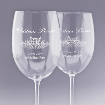 Duo de verres à vin personnalisés avec dessin de château viticole et gravure "Château Pierre - Cuvée 2019 du Meilleur Papa", idéal pour un coffret cadeau sur le thème du vin et des vignobles.