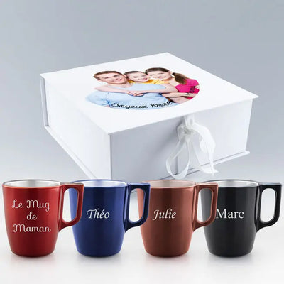 Coffret avec 4 mugs personnalisés (Rouge, Bleu, Terracotta, Noir) gravés au laser, avec couvercle photo 'Joyeux Noël' pour un cadeau de famille original.