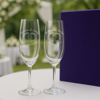 Deux flûtes gravées avec alliances et date, parfaites pour trinquer en plein air lors d’une cérémonie romantique. Cadeau de mariage unique et raffiné.