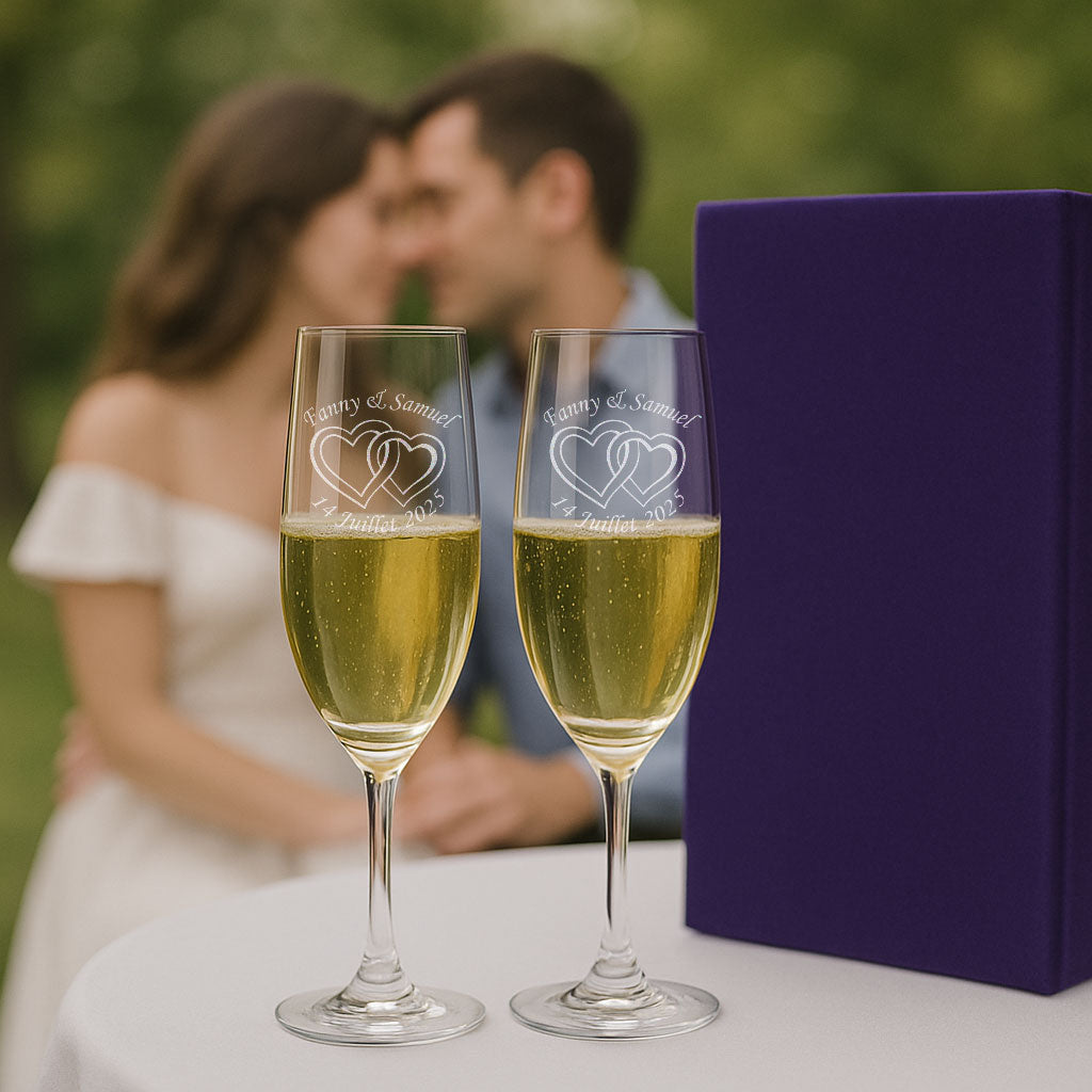 Coffret de deux flûtes à champagne gravées avec deux cœurs entrelacés. Cadeau personnalisé idéal pour célébrer un mariage en plein air ou des fiançailles.