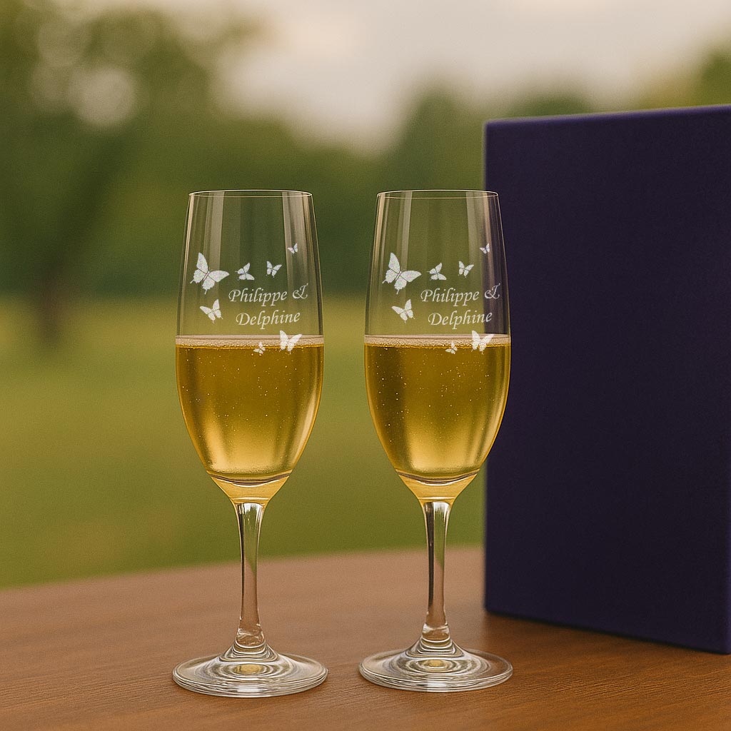 Duo de flûtes à champagne gravées au laser avec papillons et prénoms. Parfait pour trinquer en amoureux ou fêter un moment unique à deux.