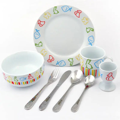 Petit-déjeuner enfant avec vaisselle colorée décor animaux et couverts personnalisés au prénom. Un moment ludique et unique dès le matin.