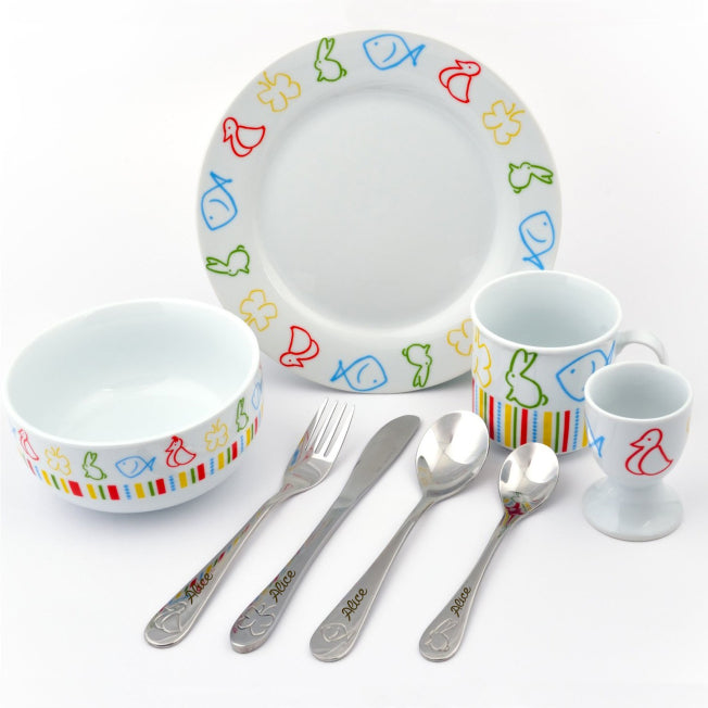 Petit-déjeuner enfant avec vaisselle colorée décor animaux et couverts personnalisés au prénom. Un moment ludique et unique dès le matin.