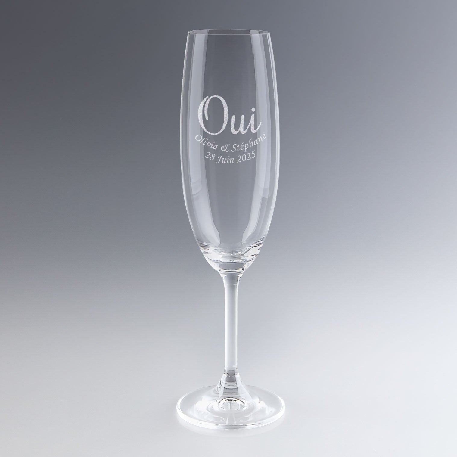 Flûte à champagne gravée avec le mot "OUI", les prénoms des mariés et la date du mariage. Cadeau personnalisé élégant pour dire oui à l’amour.