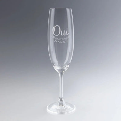 Flûte à champagne gravée avec le mot "OUI", les prénoms des mariés et la date du mariage. Cadeau personnalisé élégant pour dire oui à l’amour.